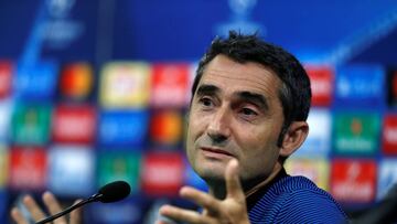 Soccer Football - Barcelona news conference - UEFA Champions League - Alvalade stadium, Lisbon, Portugal - September 26, 2017. Barcelona's coach Ernesto Valverde attends a news conference. REUTERS/Rafael Marchante