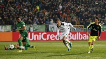 Ozil gave Arsenal victory with this wonder goal against Ludogorets in the Champions League