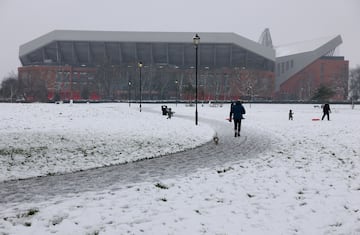 Imagen de los alrededores del estadio del Liverpool antes del duelo frente al Manchester United.