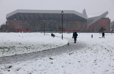 Imagen de los alrededores del estadio del Liverpool antes del duelo frente al Manchester United.