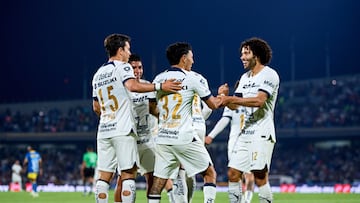 Jugadores de Pumas celebran gol de Leonardo Suárez contra Club América