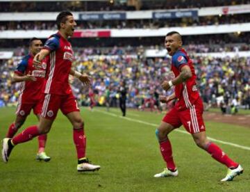 Así el festejo de Chivas tras el primer gol del juego.