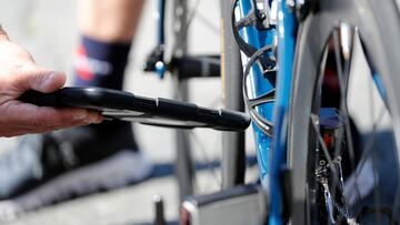 04/09/20 TOUR DE FRANCIA 2020 CORONAVIRUS COVID-19 ETAPA 8 CAZERES - LOUDENVIELLE BUSQUEDA DE MOTORES EN LAS BICICLETAS INSPECTOR UCI TABLET