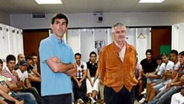 <b>PRIMER ACTO. </b>Muñiz, el presidente Pernía y los jugadores, ayer en el vestuario de El Sardinero.