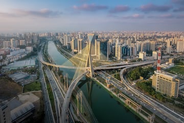 El puente Octavio Frias de Oliveira está situado sobre el río Pinheiros en la ciudad de São Paulo (Brasil). Conocido por su forma en "X" de hormigón. Tiene 1600 metros de largo y 138 metros de alto.