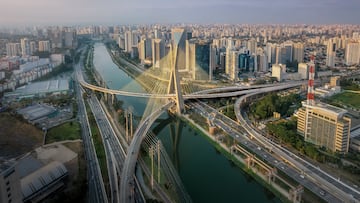 El puente Octavio Frias de Oliveira está situado sobre el río Pinheiros en la ciudad de São Paulo (Brasil). Conocido por su forma en "X" de hormigón. Tiene 1600 metros de largo y 138 metros de alto.