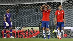 Los jugadores de la seleccion chilena se lamentan tras el gol de Costa Rica durante el partido amistoso disputado en el estadio El Teniente de Rancagua, Chile.