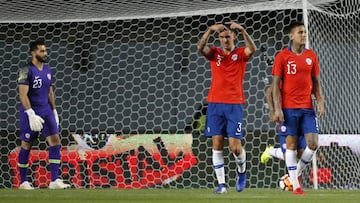 Los jugadores de la seleccion chilena se lamentan tras el gol de Costa Rica durante el partido amistoso disputado en el estadio El Teniente de Rancagua, Chile.