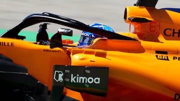 Fernando Alonso subido en su McLaren durante el GP de España.
