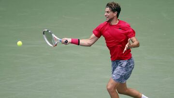 Dominic Thiem ejecuta un drive en el US Open.