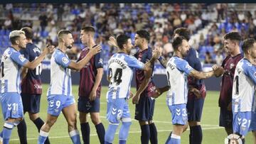 Los jugadores del Málaga saludando a los del Huesca.