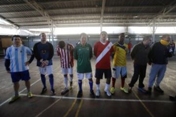 Prisioneros participan en un partido de fútbol entre reclusos de la selecciones chilena y resto de América en la penitenciaria de Santiago (Chile)