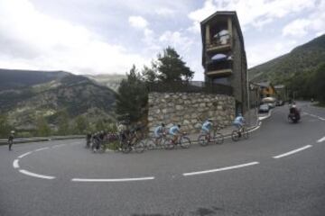 El pelotón durante la salida de la etapa entre Andorra la Vella y Cortals d' Encamp de 138 kilómetros. 