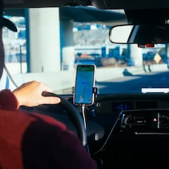 ¿Sin bluetooth en el coche? Con este transmisor FM podrás escuchar música y llamar en manos libres cómodamente