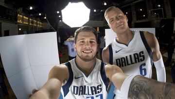 Sep 30, 2019; Dallas, TX, USA; Dallas Mavericks forward Luka Doncic (left) and forward Kristaps Porzingis (right) pose for a selfie photo during the Dallas Mavericks media day at the American Airlines Arena. Mandatory Credit: Jerome Miron-USA TODAY Sports
PUBLICADA 02/10/19 NA MA36 1COL
PUBLICADA 11/10/19 NA MA30 1COL