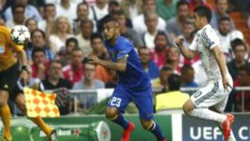Vidal disputa el balón con el colombiano James Rodríguez en el duelo de Juventus contra Real Madrid.