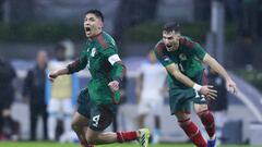 Edson Álvarez y Santiago Giménez celebran el 2-0 a favor de México