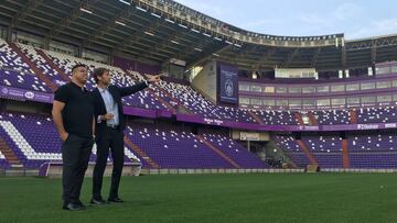 Ronaldo visita el estadio Zorrilla, del Valladolid, al lado de Carlos Su&aacute;rez.