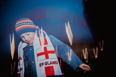 Un aficionado inglés posa en Wembley Way antes del partido amistoso internacional entre Inglaterra y Uruguay en el estadio de Wembley.