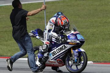 El piloto madrileño de Moto3, Jorge Martín, celebra la victoria en el Gran Premio de Sepang celebrado en el circuito de Sepang que le otroga como campeón mundial. 