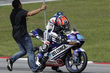 El piloto madrile?o de Moto3, Jorge Mart赤n, celebra la victoria en el Gran Premio de Sepang celebrado en el circuito de Sepang que le otroga como campe車n mundial.