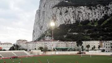 <b>CONFLICTO. </b>Un partido de fútbol en el estadio de la Victoria, en Gibraltar.