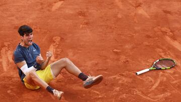 Spain's Carlos Alcaraz celebrates after winning his men's singles final match against Germany's Alexander Zverev on Court Philippe-Chatrier on day fifteen of the French Open tennis tournament at the Roland Garros Complex in Paris on June 9, 2024. (Photo by EMMANUEL DUNAND / AFP)