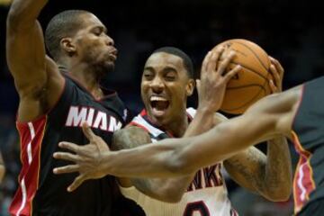 Jeff Teague (0) es defendido por Toney Douglas (0).