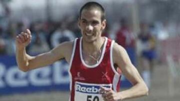 <b>EN TORO. </b>Juan Carlos de la Ossa levanta los brazos al proclamarse campeón de España de cross.