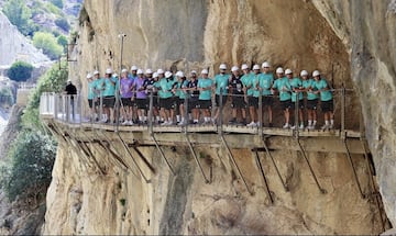 La plantilla del Málaga en el Caminito del Rey.