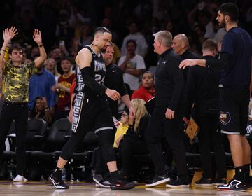 Dillon Brooks, de Memphis Grizzlies, sale de la cancha expulsado tras golpear en la entrepierna a LeBron James.