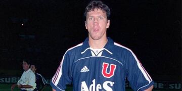 El delantero llegó a Universidad de Chile en 1998, con el rótulo de seleccionado peruano. Ganó tres títulos con los azules, donde anotó 31 goles en 100 partidos. 