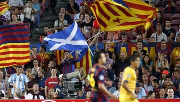 Una bandera escocesa ondea durante un partido del Barcelona.