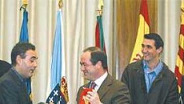 <b>CAMPEONES DEL MUNDO. </b>El seleccionador de balonmano, Juan Carlos Pastor, le entrega al ministro Bono la camiseta de la Selección con el logotipo de las Fuerzas Armadas.