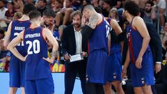 Roger Grimau, entrenador del Barcelona, da insturcciones a sus jugadores durante el tercer encuentro de semifinales de la Liga Endesa ante el Real Madrid.