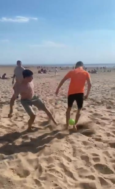 Pillan al jugador del City, Phil Foden, jugando en la playa sin mantener la seguridad