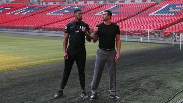 Anthony Joshua junto a Wladimir Klitschko en la hierba de Wembley, lugar de la pelea. 