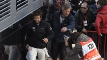 Alonso estuvo ayer muy atento al trabajo de McLaren y haciéndose las fotos oficiales.