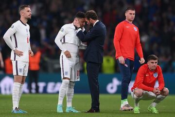 Gareth Southgate consolando a Jadon Sancho.