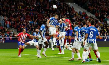 Abdel ABqar, Jon Guridi y Maroi Hermoso saltan a por un balón dividido tras un centro lateral dentro del área del equipo del Alavés.