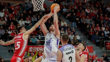 ZARAGOZA, 07/02/2026.- El pivot del Surne Bilbao Tryggvi Hlinason (c) intenta canasta durante el partido de Liga Endesa que disputan ante el Casademont Zaragoza este sábado en el pabellón Príncipe Felipe de Zaragoza. EFE/ Javier Belver