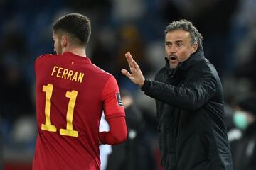 Luis Enrique da instrucciones a Ferran.