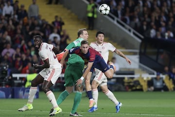 2-1. Fermín López gana una pelota en las inmediaciones del área del Bayern y asiste a Robert Lewandowski en la salida de Manuel Neuer y la oposición de Dayot Upamecano. El delantero internacional polaco marca a placer el segundo tanto.