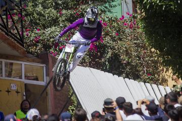 Valparaiso, 11 febrero 2018.
Decimosexta version del Red Bull Valparaiso Cerro Abajo, principal carrera de descenso urbano en Chile, realizada entre calles, escaleras y callejones de la ciudad puerto.
Cristian Rudolffi/Photosport.