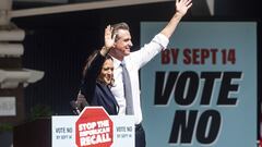 La vicepresidenta Kamala Harris se une al gobernador de California Gavin Newsom en la manifestaci&oacute;n contra la elecci&oacute;n de revocatoria de gobernador de California el mi&eacute;rcoles 8 de septiembre de 2021 en San Leandro, California. 