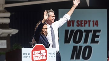 La vicepresidenta Kamala Harris se une al gobernador de California Gavin Newsom en la manifestaci&oacute;n contra la elecci&oacute;n de revocatoria de gobernador de California el mi&eacute;rcoles 8 de septiembre de 2021 en San Leandro, California. 