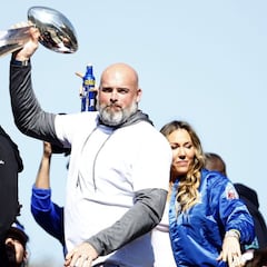 Wayne Gretzky da consejo a Andrew Whitworth tras ganar Super Bowl LVI