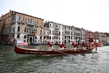 Un gran número de turistas y curiosos se congregaron en torno al Gran Canal de Venecia para presenciar la Regata Histórica anual de góndolas y 
 embarcaciones, que tiene lugar en la ciudad italiana. Se trata de uno de los
acontecimientos más antiguos que se celebran en la laguna, ya que su origen se remonta, al menos, al siglo XIII.