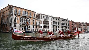 Un gran número de turistas y curiosos se congregaron en torno al Gran Canal de Venecia para presenciar la Regata Histórica anual de góndolas y
embarcaciones, que tiene lugar en la ciudad italiana. Se trata de uno de los
acontecimientos más antiguos que se celebran en la laguna, ya que su origen se remonta, al menos, al siglo XIII.