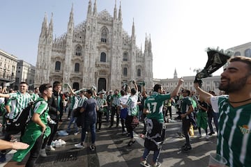 Los aficionados del Betis invaden la ciudad de Milán de verde y alegría